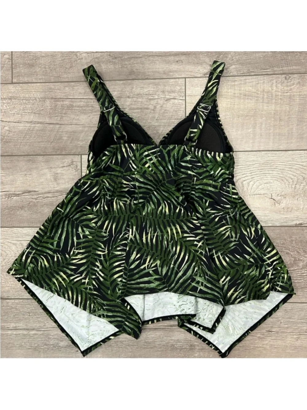Avenue Women's Green Leaf-Print V-Neck Swim Top